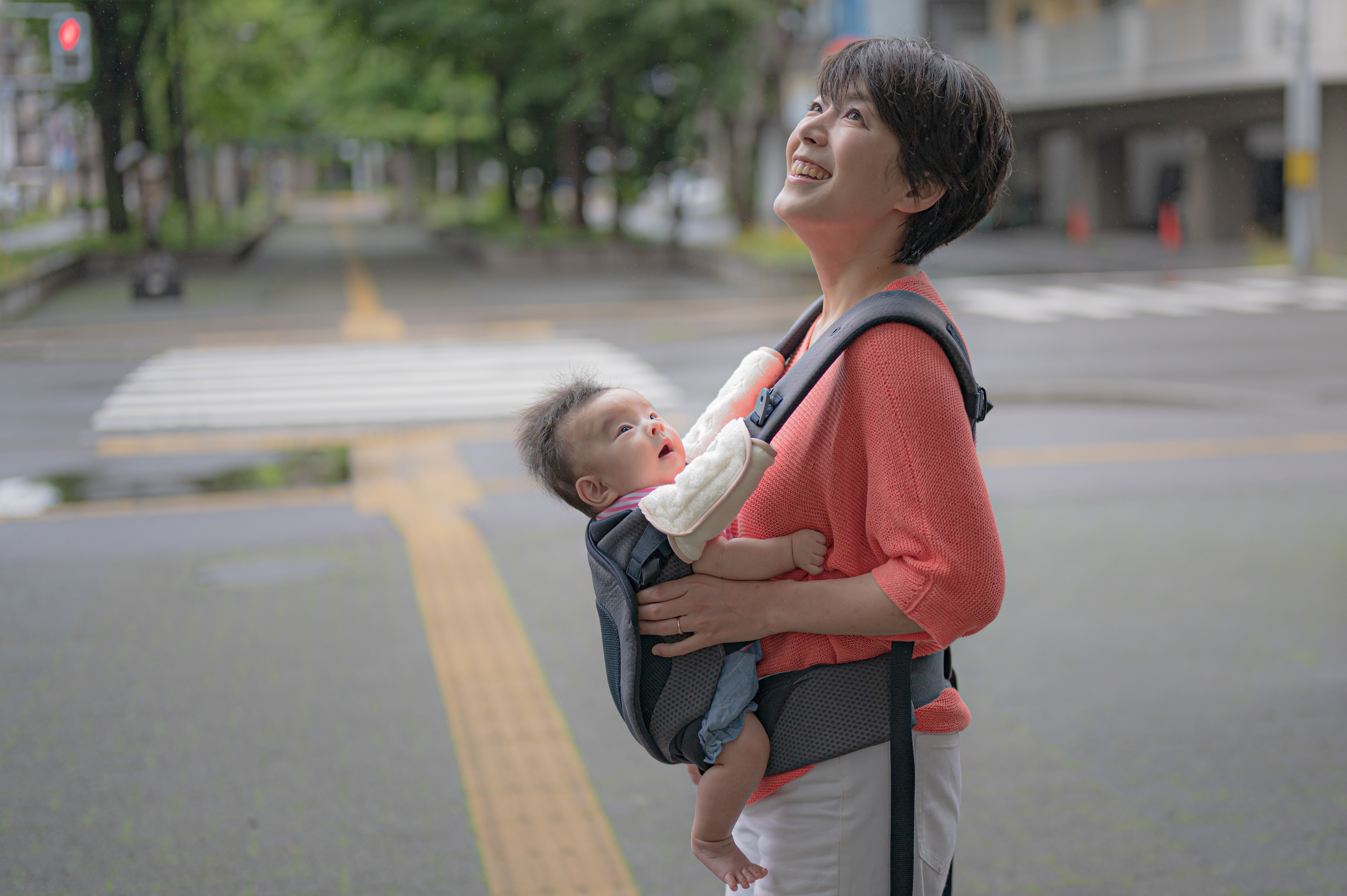 Babywearing, Gendongan Bayi, Manfaat Babywearing, Kedekatan Bayi, Tips Menggendong Bayi, Bunda, si Kecil