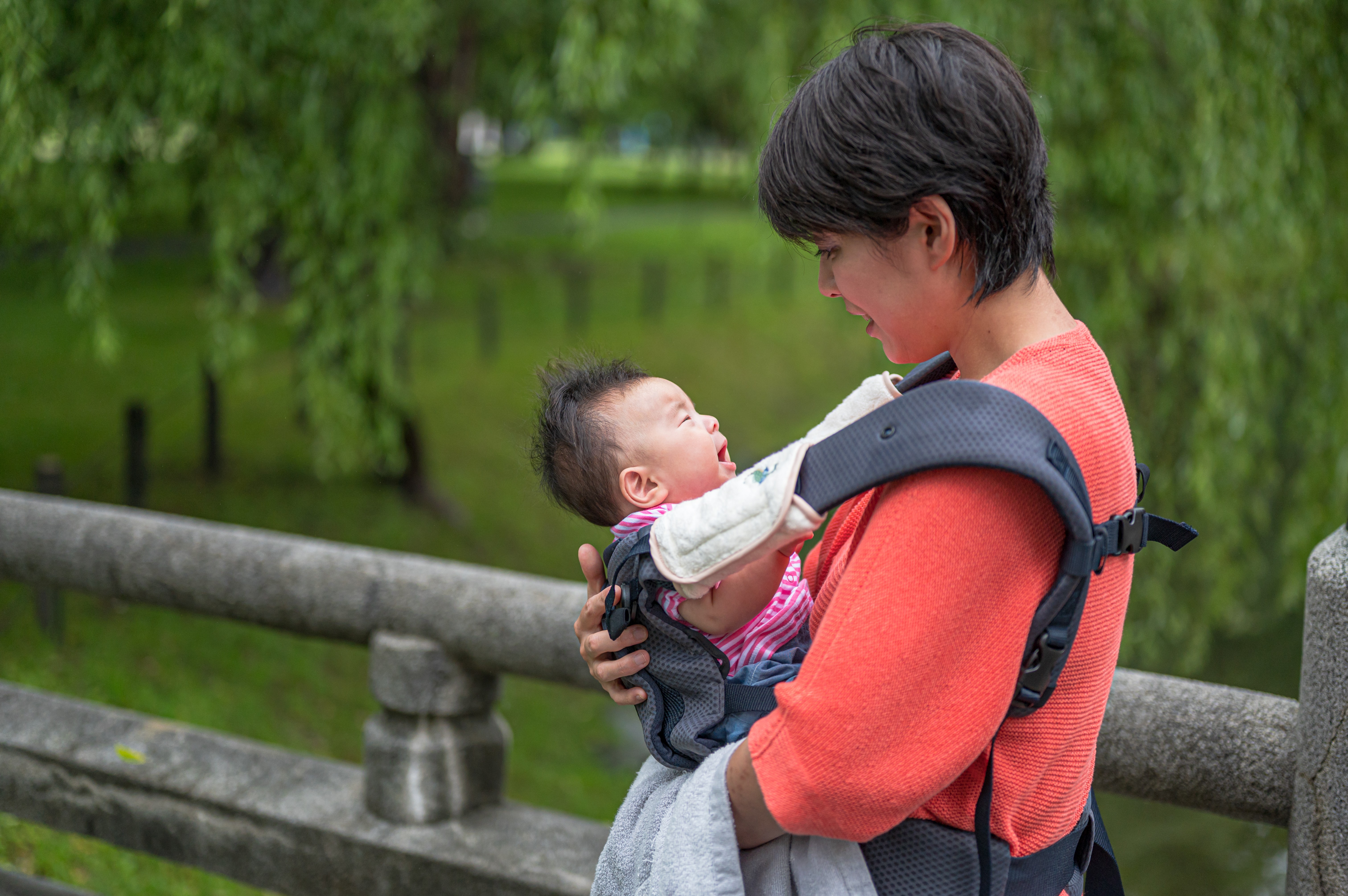 Babywearing, Gendongan Bayi, Manfaat Babywearing, Kedekatan Bayi, Tips Menggendong Bayi, Bunda, si Kecil
